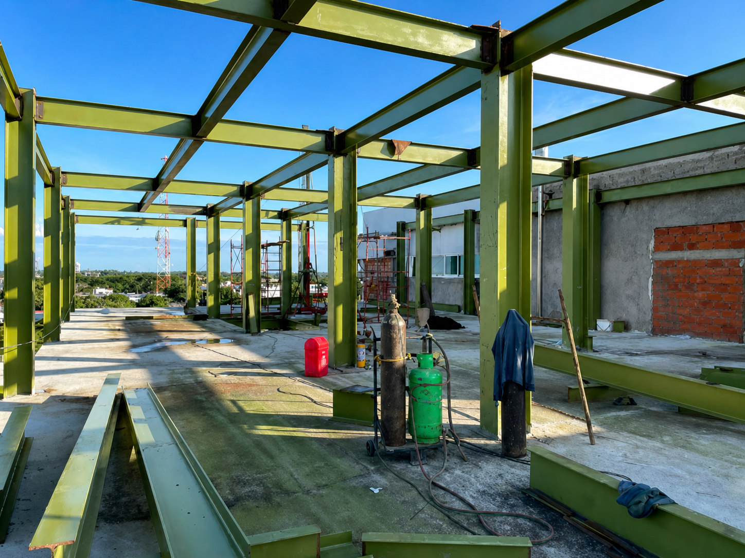 Registro visual de una estructura metálica en proceso de construcción incluido en el bloque de estructuras metálicas del portafolio de HYC.